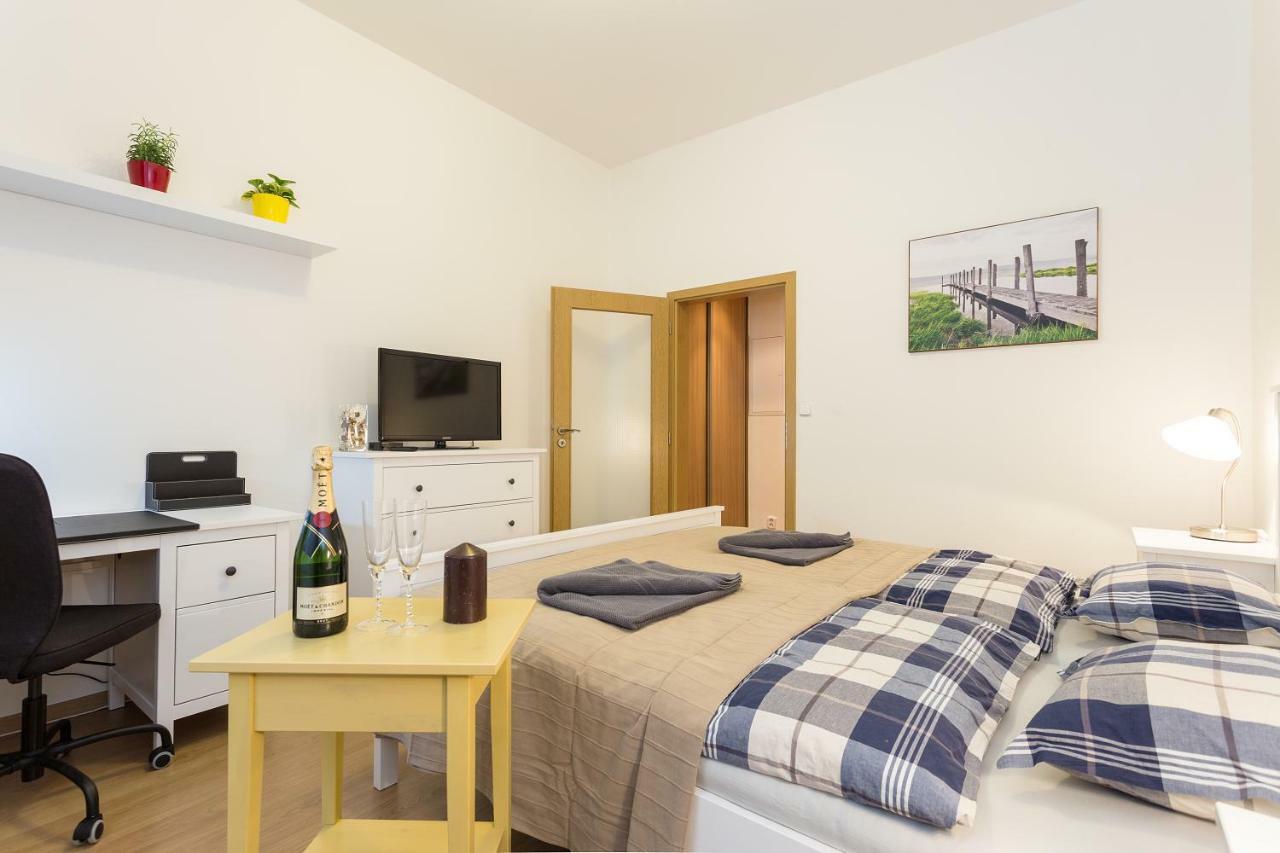 Perunova Apartments Praha Bagian luar foto